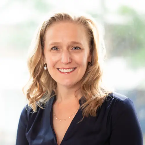 Elizabeth's headshot